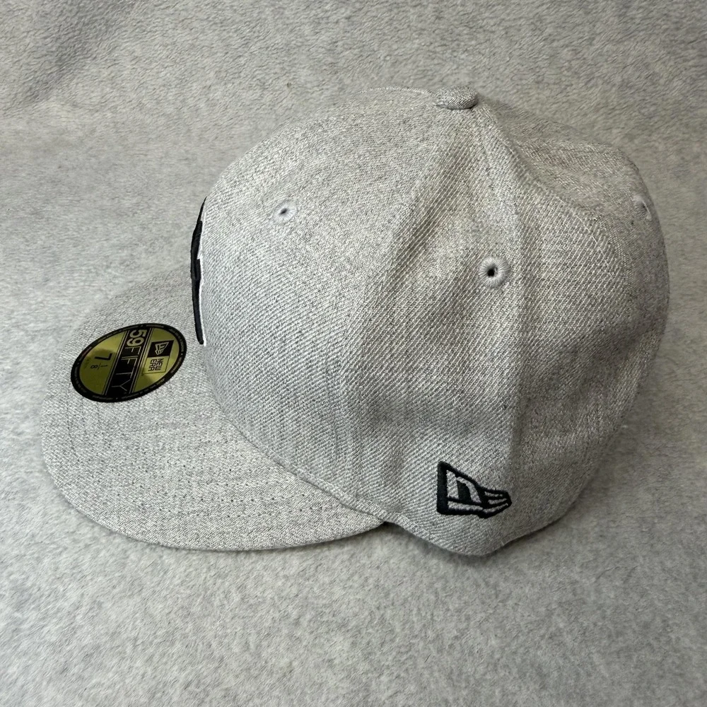 New York Yankees Hat Cap Fitted‎ Mens 7 1/8 Gray Black MLB Baseball New Era